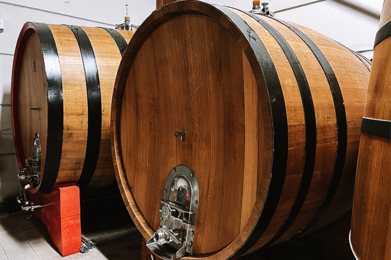 Les deux foudres du chai à barriques de la Brasserie Effet Papillon à Bordeaux Mérignac